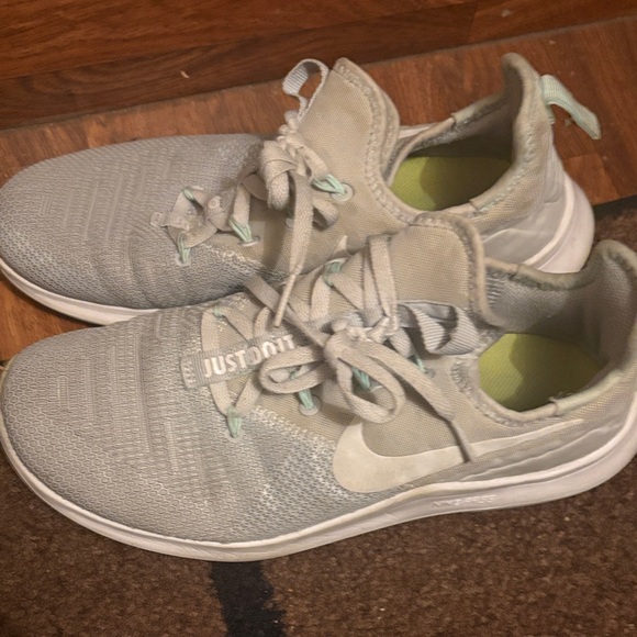 Nike Light Running Shoes - Picture 2 of 4